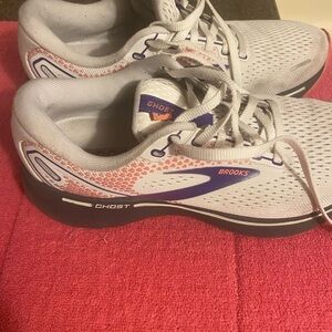 Women brooks sneaker 7.5. Flaw on the front right sneaker